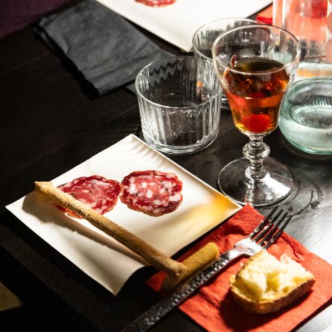 SORSI E ASSAGGI - ALCHIMIE INASPETTATE: COCKTAIL E SALUMI OLTRE LA DEGUSTAZIONE