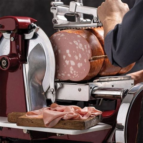 COME AFFETTARE I SALUMI: ATTREZZATURA E TECNICHE PER LA MASSIMA EFFICIENZA